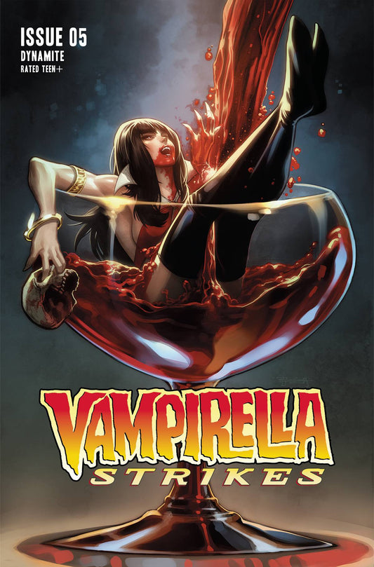 Vampirella Strikes 5 (Pre-order 9/21/2022) - Heroes Cave